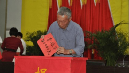 山东89岁退休教师李振华当选全国道德模范 资助贫困生2400多人，所教万名学生，一半当了老师