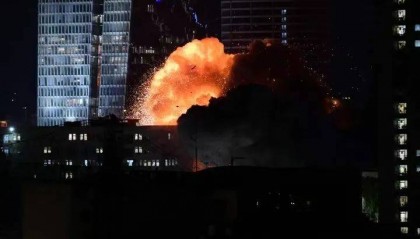 新华社记者：下一刻来临的会是穿楼而入的炸弹吗？